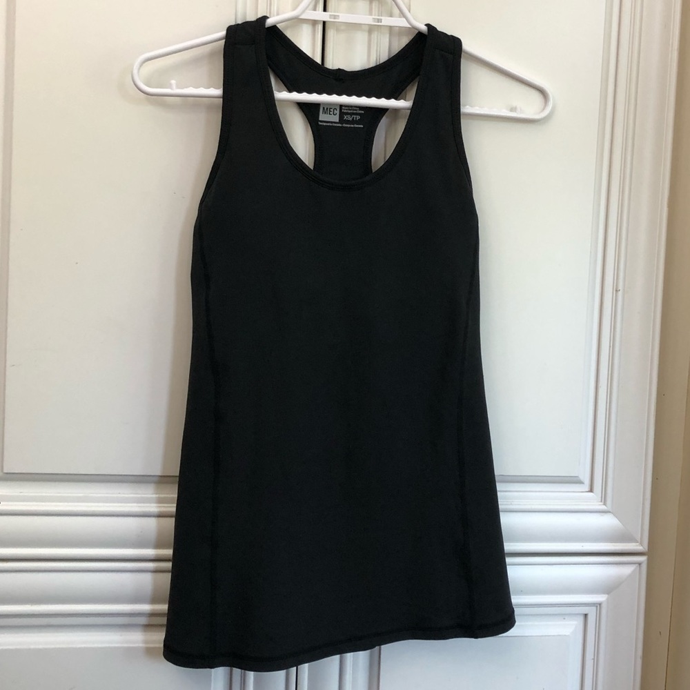EUC MEC women’s tank w/ bra built in
